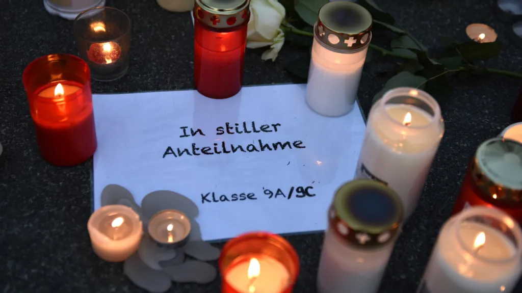 Lidé vzpomínají na studenty, kteří zahynuli při pádu letadla Airbus 320