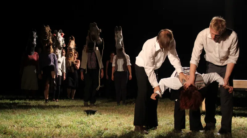 Divadlo Continuo / Zapomenuto v polích