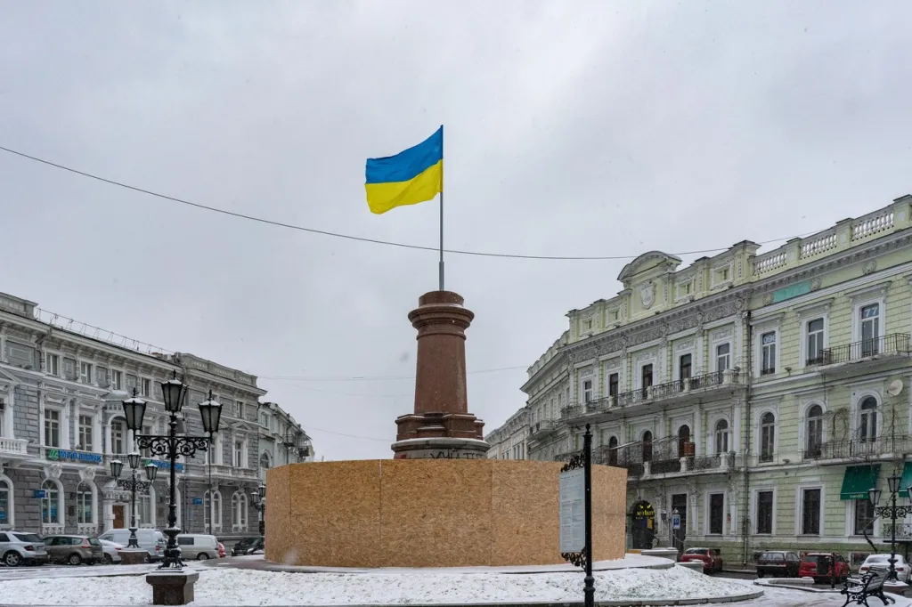 Strženou sochu následně nahradila ukrajinská vlajka, fotografie je z ledna 2023