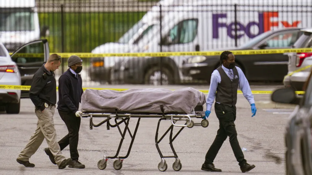 Zřízenci odvážejí tělo z místa činu v areálu kurýrní firmy FedEx