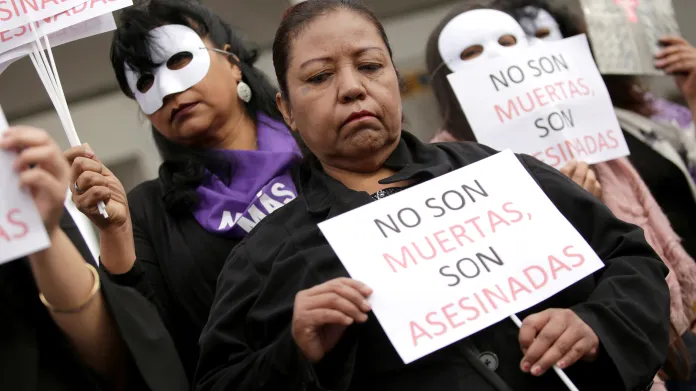 Žena na protestech k Mezinárodnímu dni žen v Hondurasu drží slogan s nápisem "Nejsou mrtvé, jsou zabité"