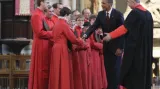 Obama zdraví členypěveckého sboru ve Westminsterském opatství