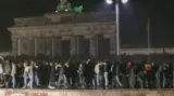 Dobové záběry. Před 30 lety padla Berlínská zeď