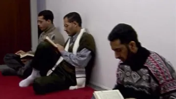 Muslimové žijící v Česku při modlitbě