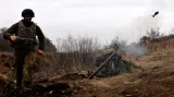 Ukrajinští vojáci ostřelují pozice nedaleko Bachmutu