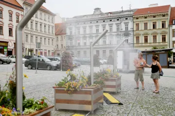Horký víkend pomohou zchladit pítka či mlžítka. Podívejte se, kde je najít v Praze a Brně
