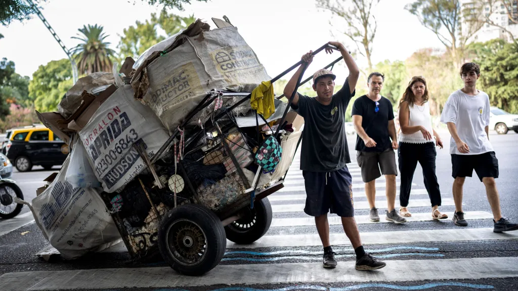 Muž sbírá recyklovatelné předměty v Palermu, městské části Buenos Aires