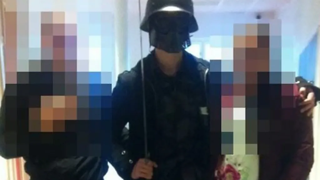Maskovaný švédský vrah se před činem fotil s žáky školy