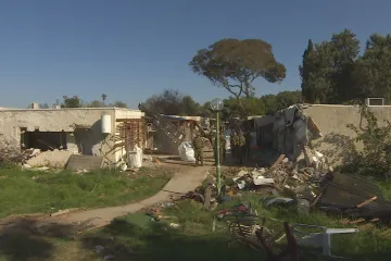Šest hodin opřený o kliku. Obyvatel kibucu Kfar Aza si zachránil život, o domov ale přišel