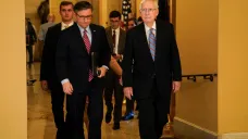 Republikánský předseda Sněmovny reprezentantů Mike Johnson a předseda republikánské menšiny v Senátu Mitch McConnell