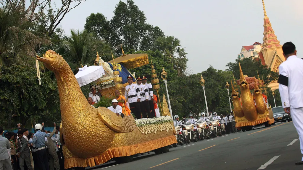 Rakev s ostatky Norodoma Sihanuka dorazila do Kambodže