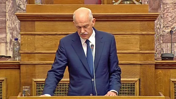 Jorgos Papandreu při projevu v řeckém parlamentu