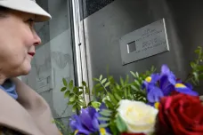 Dvojici obětí komunistického režimu připomínají na jejich poslední adrese nové pamětní desky