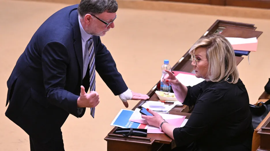 Alena Schillerová a ministr financí Zbyněk Stanjura na mimořádné schůzi sněmovny