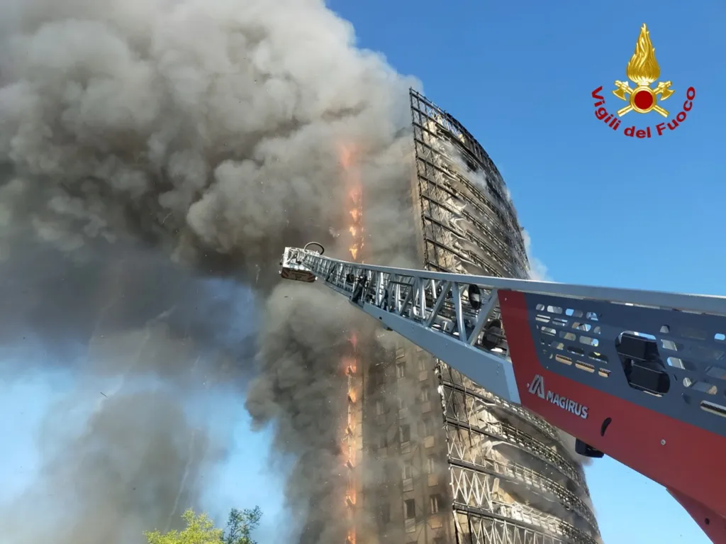 Dvacetipatrovou obytnou budovu v italském Miláně zachvátil mohutný požár, který se rozšířil do všech pater. I přesto, že oheň postupoval rychle, se hasičům podařilo evakuovat všechny obyvatele. Během zásahu nebyl nikdo zraněn. S plameny následně celou noc bojovalo více než padesát hasičů, aby zabránili přenosu ohně na další budovy