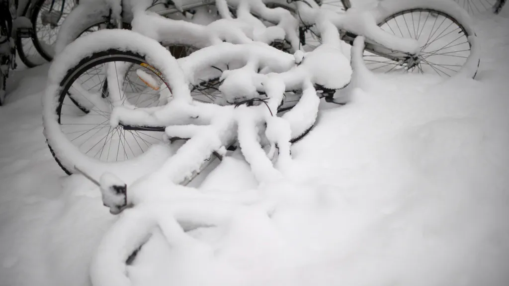 Zasněžená jízdní kola ve Švýcarsku