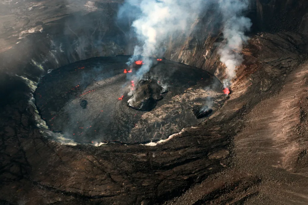 Vědci z  Havajské vulkanické observatoře (HVO) monitorují aktivitu sopky Kilauea v národním parku Hawaii na Havaji již několik let. Snímky ukazují aktivitu vulkánu v rozmezí 29. září až 3. října 2021