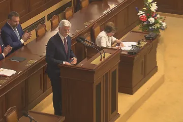 Překvapuje mě urputnost politických bojů, řekl Pavel před poslanci