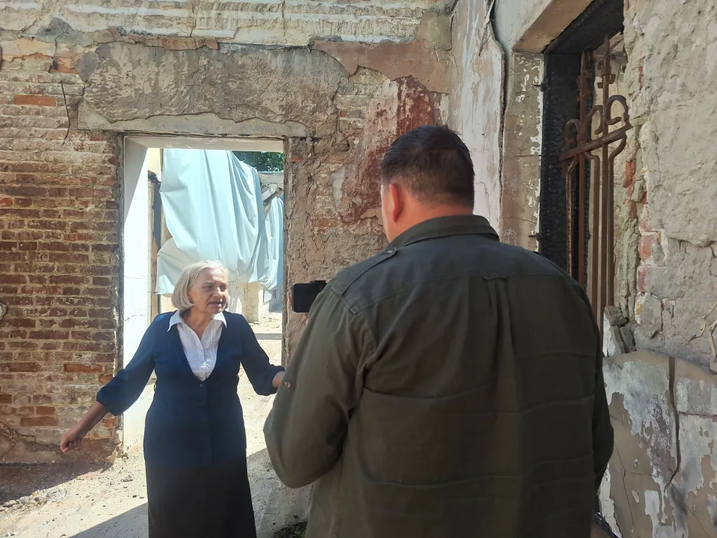 Vedoucí vědecká pracovnice památníku a přední znalkyně Skovorodovy tvorby Hanna Jarmyš během hovoru s kriminologem Petrem Pojmanem, dokumentujícím ruské zločiny