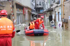 Velká voda na Jang-c'-ťiang. Evakuovalo se sto tisíc lidí, v ohrožení je i obří Buddha z osmého století