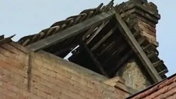 Střecha rozpadajícího se domku v Rousínově