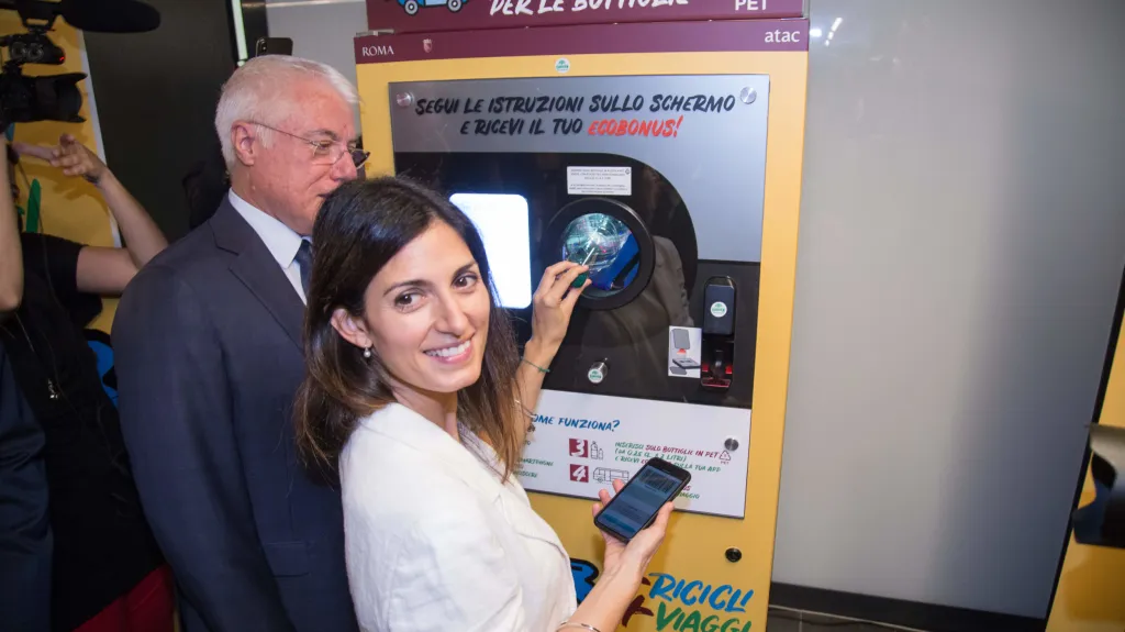 Římská starostka Virginia Raggiová ukazuje systém prodeje jízdenek za PET lahve