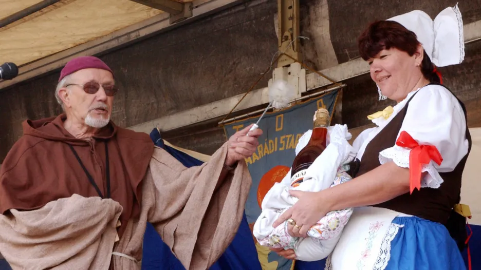 V Berouně se 1. května 2003 recesisté rozloučili s rumem. Pietní akt se ale vzápětí změnil v křtiny - „narodil“ se tuzemák