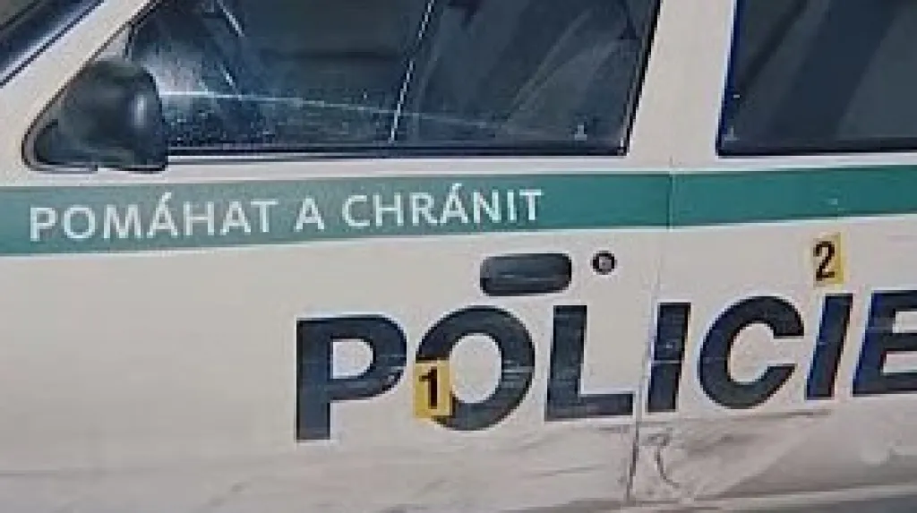Poničené policejní auto