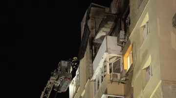 Obytný dům poškozený ruským úderem na Kyjev