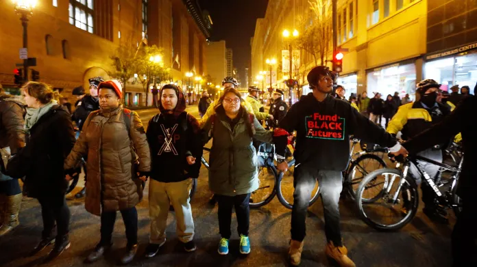 Protest v ulicích Chicaga kvůli zastřelení černošského mladíka policistou