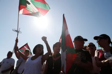 Odpůrci globalizace, ekologičtí aktivisté i žluté vesty protestují proti summitu G7. Policie hlásí potyčky