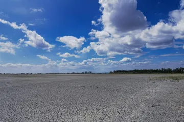 Kvůli suchu a větru hrozí požáry