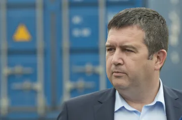 ČSSD chce superhrubou mzdu zrušit, vyřešit se ale nejdříve musí příjmy rozpočtu, uvedl Hamáček