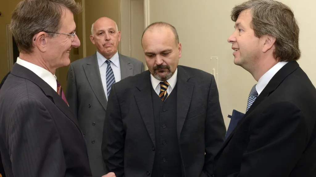 Pětice bývalých úředníků stanula před soudem kvůli Opencard