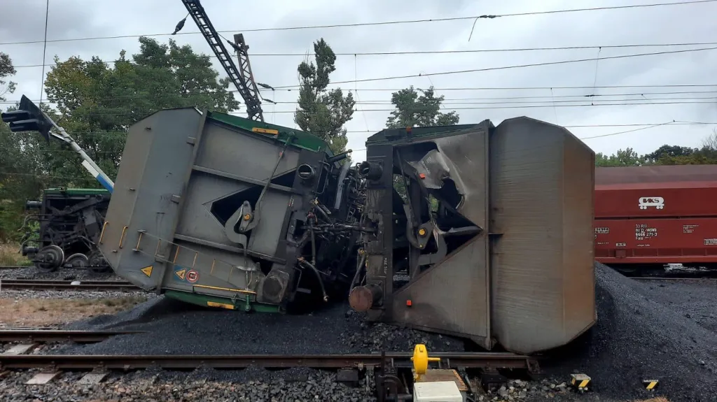 Fotografie vykolejeného vlaku nedaleko Teplic