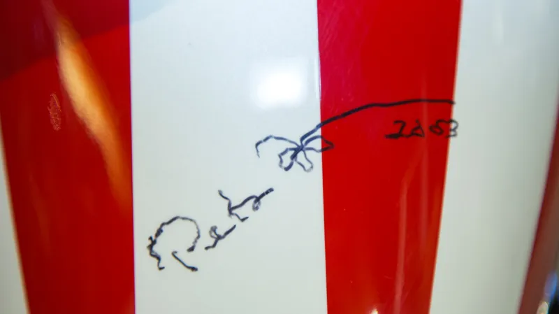 Podpis Petera Fondy na nádrži motorky