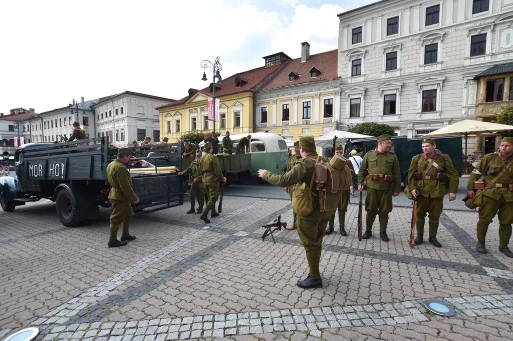 Přehlídka členů klubů vojenské historie v ulicích Banské Bystrice