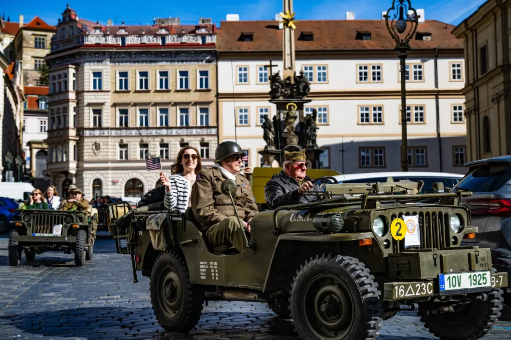 Před budovou velvyslanectví USA na Malé Straně si mohli lidé zhruba desítku zrekonstruovaných vozů prohlédnout