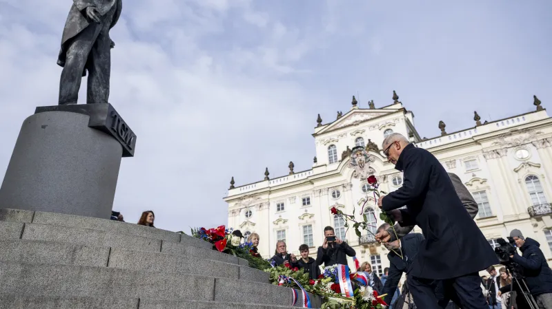 Pietní akt u sochy T. G. Masaryka na Hradčanském náměstí při příležitosti 107. výročí vzniku samostatného československého státu