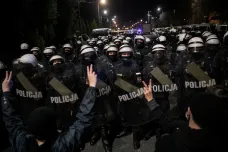 Tisíce Poláků protestovaly proti dalšímu omezování potratů, policie zatýkala