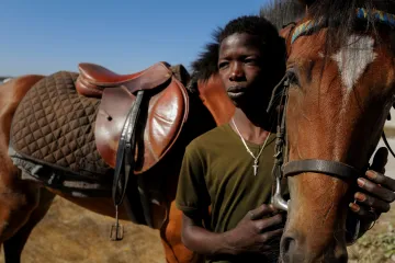 Devatenáctiletý žokej ze Senegalu si chce splnit sen: jezdit dostihy v Maroku nebo Francii