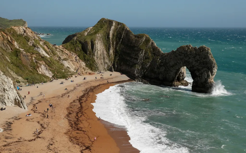 Pobřeží v jižní části Anglie Jurassic Coast navštěvuje v době koronavirových opatření více turistů