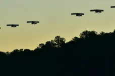 Americká armáda otestovala roje dronů, které operují jako vlčí smečky