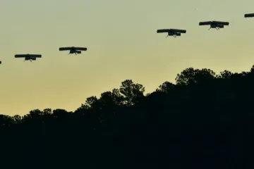 Americká armáda otestovala roje dronů, které operují jako vlčí smečky