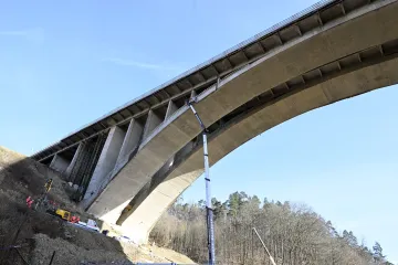 Začala demolice mostu Šmejkalka na dálnici D1
