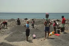 Chudí Kapverďané kradou písek z pláží. Ohrožují tak želvy, ryby, ale i základy svých domů