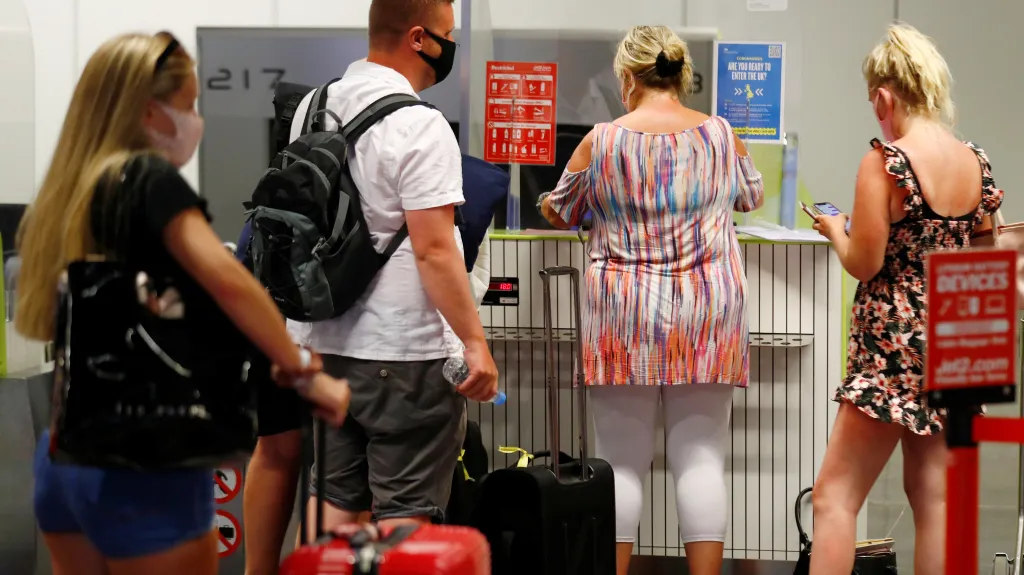 Britští turisté na letišti na Kanárských ostrovech