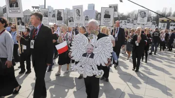 Průvod účastníků smutečního ceremoniálu s plakáty obětí smolenské tragédie u příležitosti osmého výročí nešťastné události a odhalení památníku na Pilsudského náměstí ve Varšavě