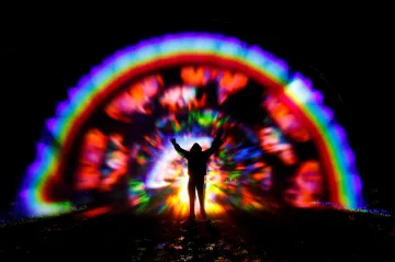 Týden obrazem: Ledová jeskynní katedrála, malamut, co adoptoval medvěda, a Noční duha