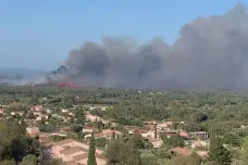 Kvůli požárům na jihu Francie byly evakuovány tisíce lidí